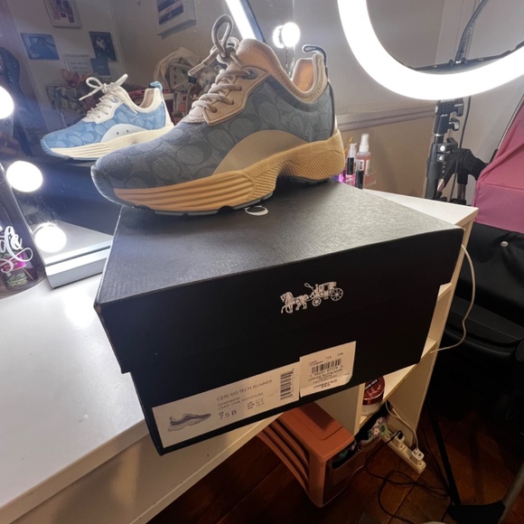 Coach sneaker size 7.5 woman’s - Picture 2 of 3